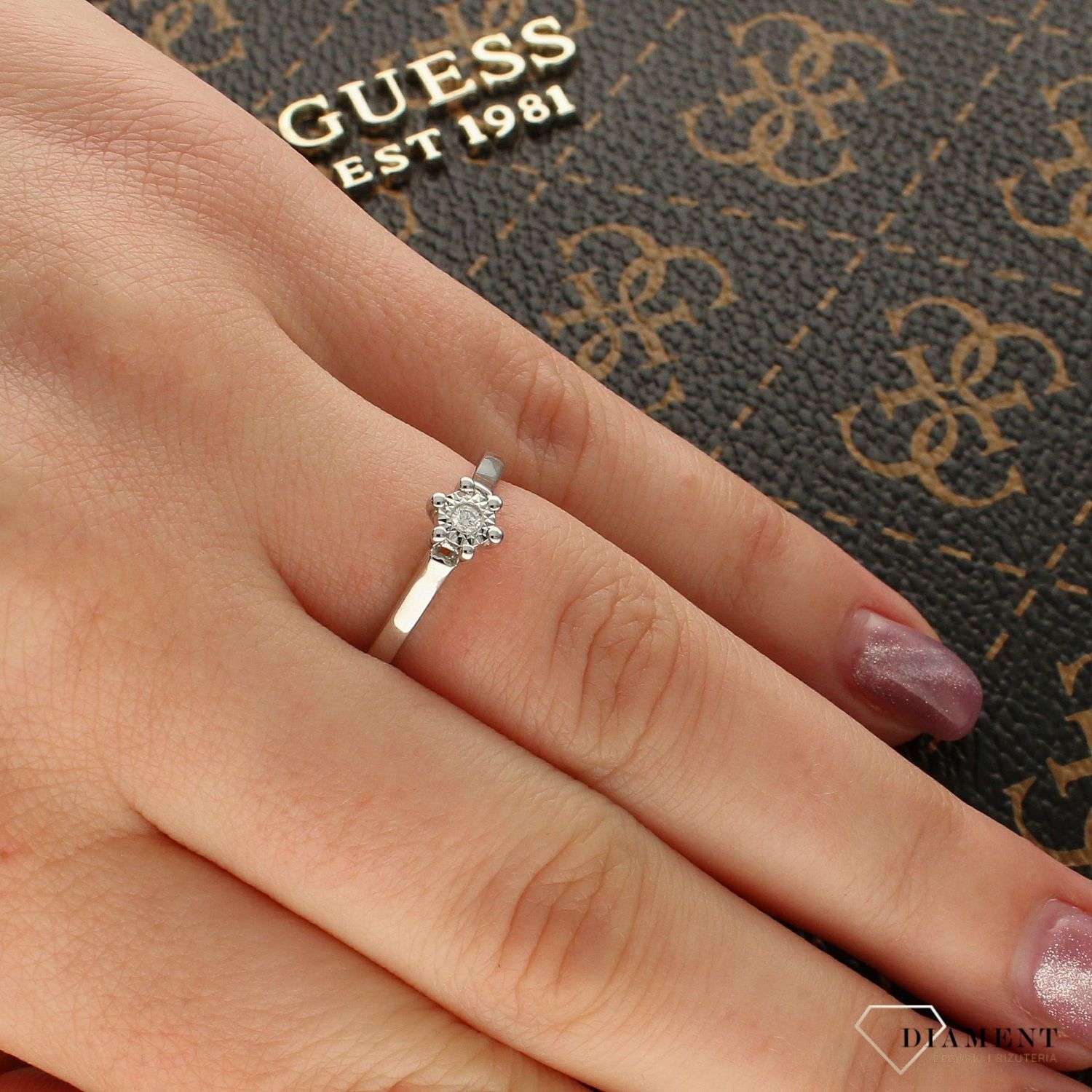 Klasyczny pierścionek z białego złota próby 585 z jednym diamentem 0,03 ct, barwa H, czystość SI. Certyfikat autentyczności kamienia. Idealny prezent1.jpg